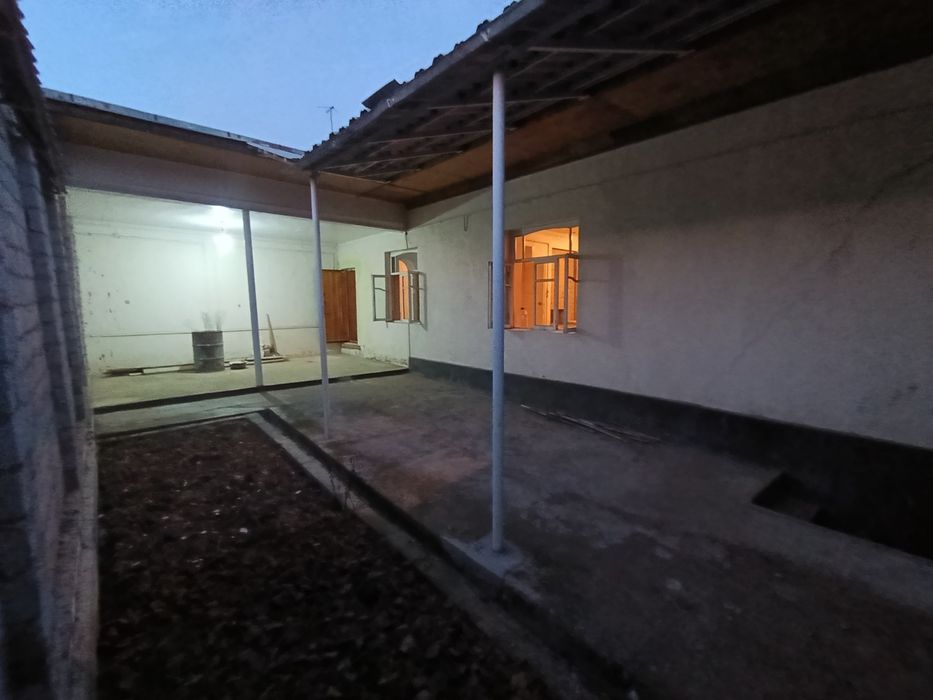 Nazarbekda 1.5 sotixlik, 3xonali uy sotiladi. Fasadi 12.3ga 12.2