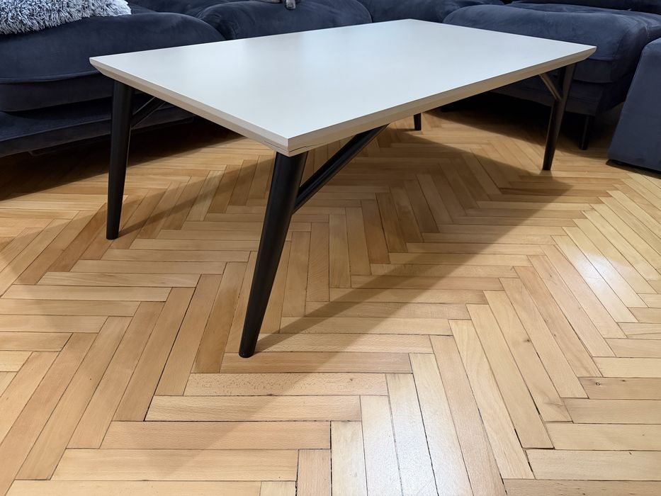 Трапезна маса със столове