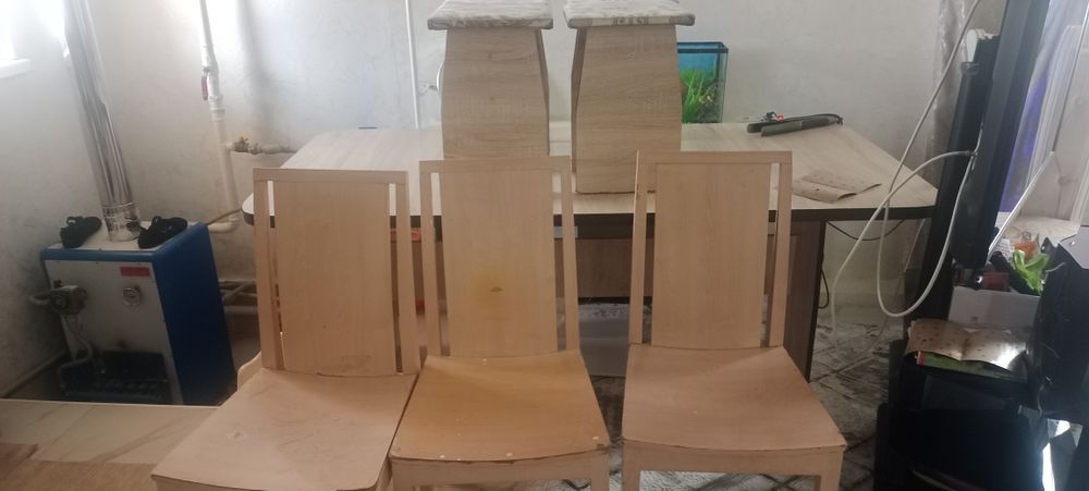 Продаётся б/у диван кресло стол стулья и ковры.