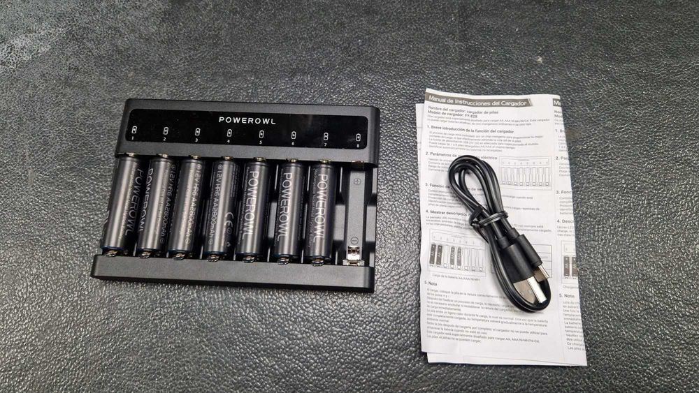 Incarcator Baterii AAA + AA Inteligent 8 Sloturi + 7 Acumulatori AA