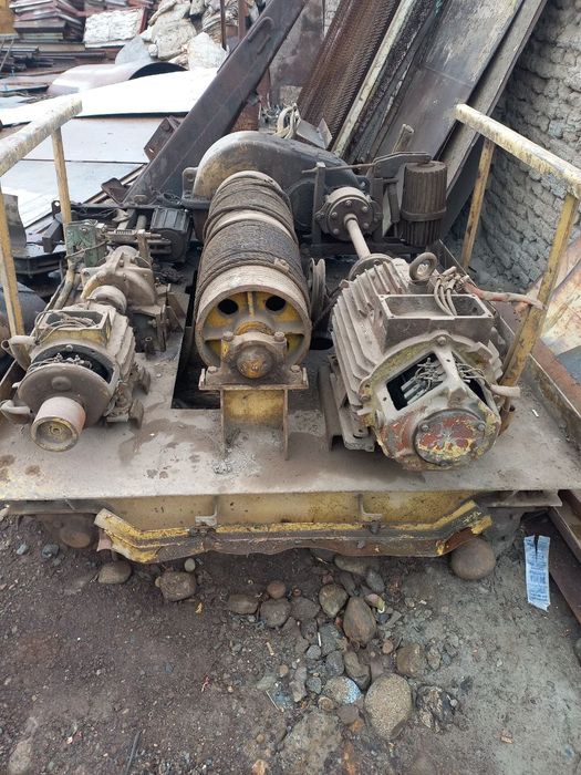 Юк кутаргич 5 т соз холатда 2та бор фаргонада турибди