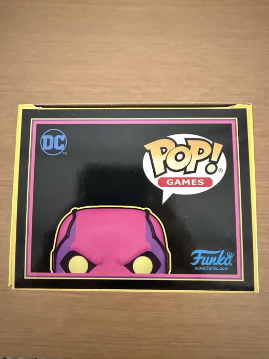 Фигура Funko POP! Games: Gotham Knights - Red Hood (Blacklight) (Special Edition) #891