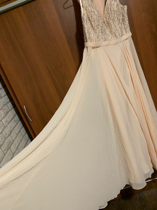 Вечернее платье персикового цвета