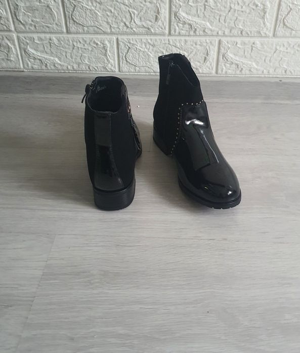 Botine negre cu detalii aurii