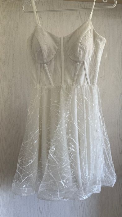 Бяла празнична рокля