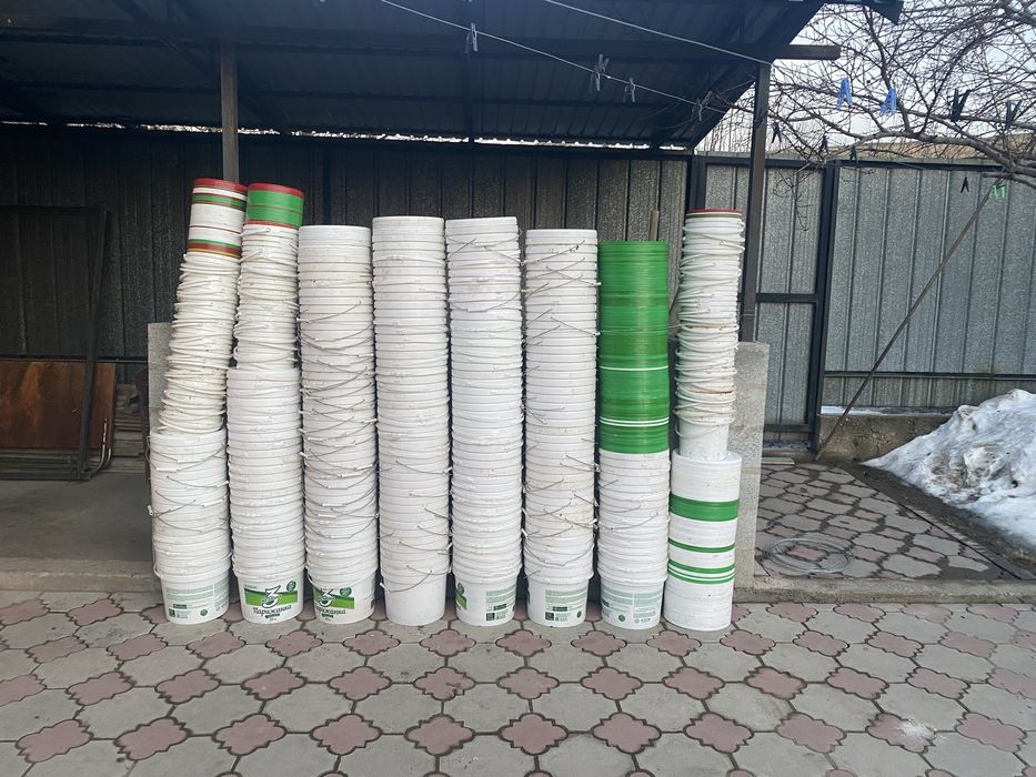 Пластиковые ведра с крышками