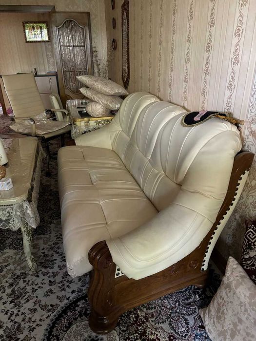 Продаётся красивый комплект мягкой мебели