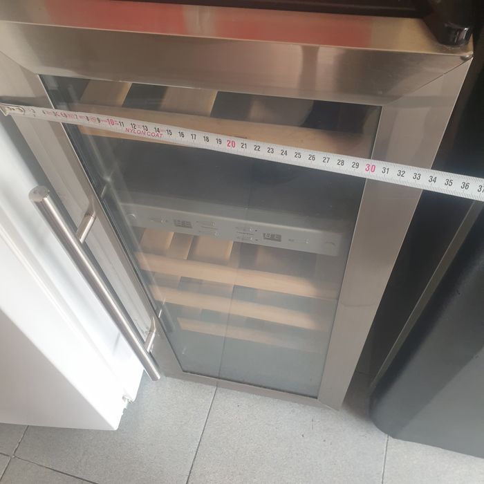 Вино охладител с двезони и осветление