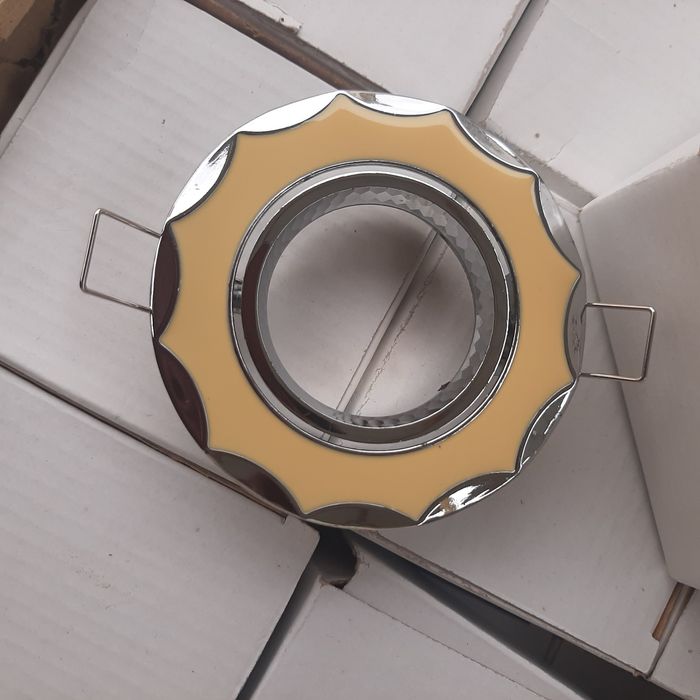 потолок точечные светильники