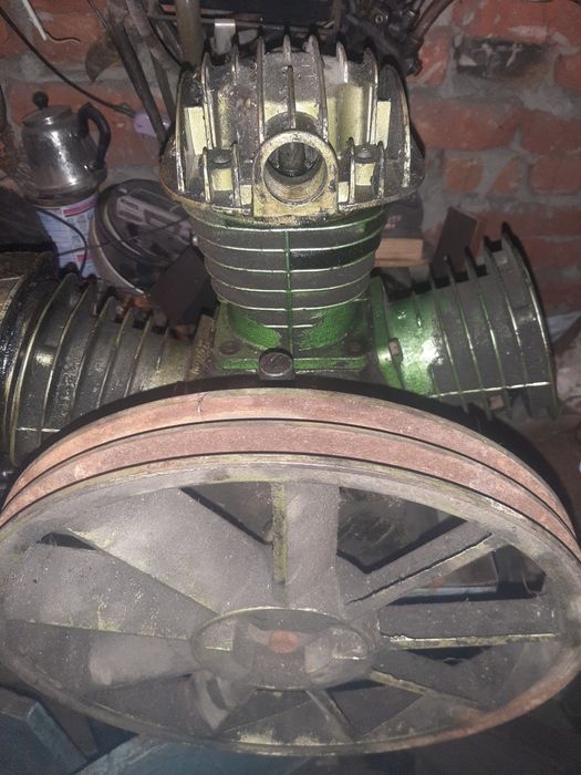 Трех поршневой компресор