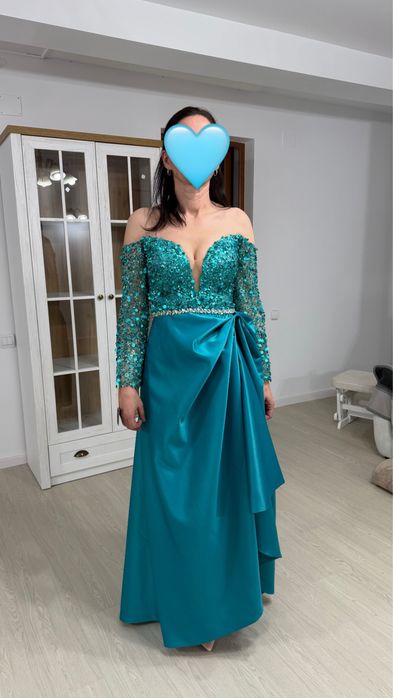 Rochie lucrata manual. Purtata o singura data (4 ore)