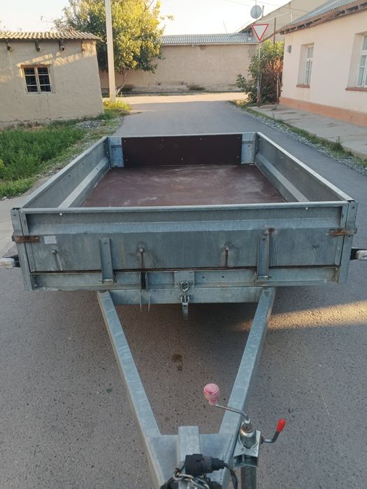 Оцинкованный прицеп с тентом.