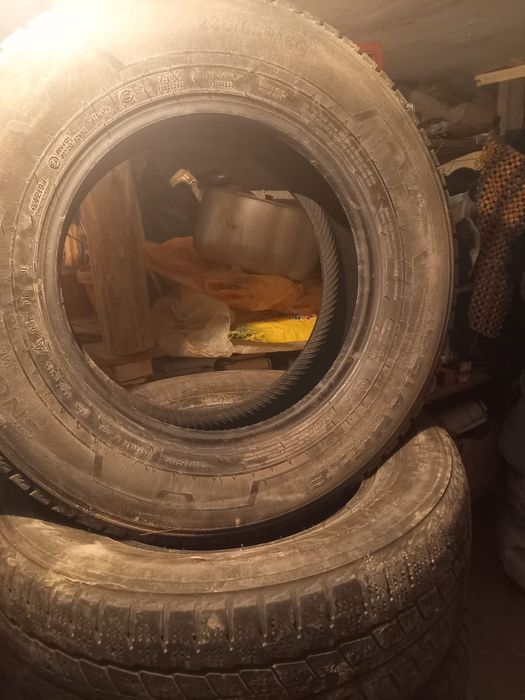 Продам зимние балоны размер 235/65/16
