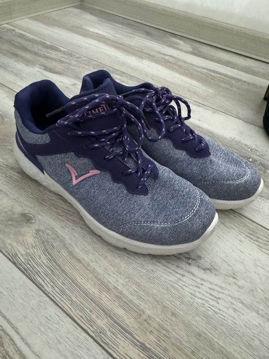 Продам женские кроссовки