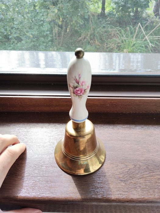 De vânzare un clopoțel cu mâner de porțelan este foarte vechi  alamă