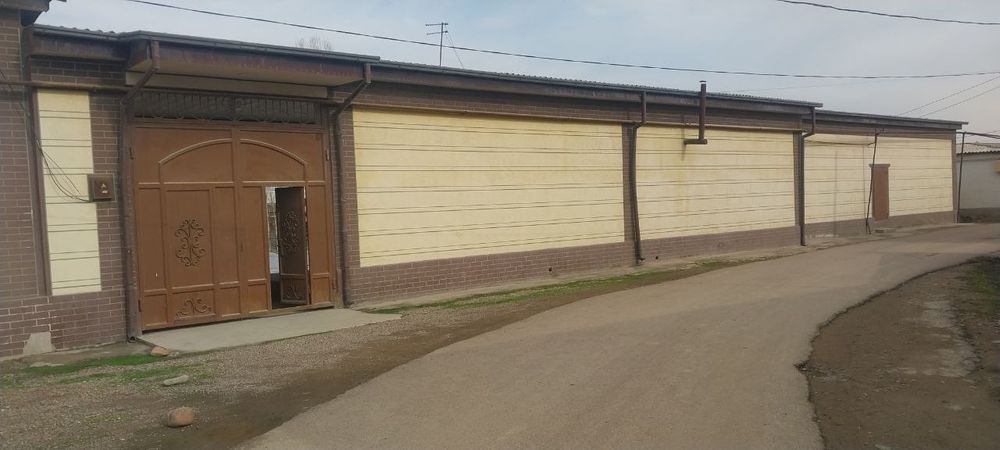 Hovli uy sotiladi