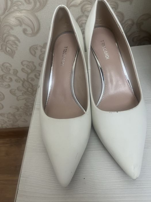 Продам туфли белые 39р