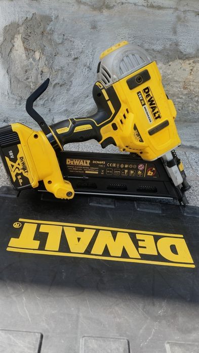 Такер/ пистолет за пирони до 9см Девалт DeWalt DCN692