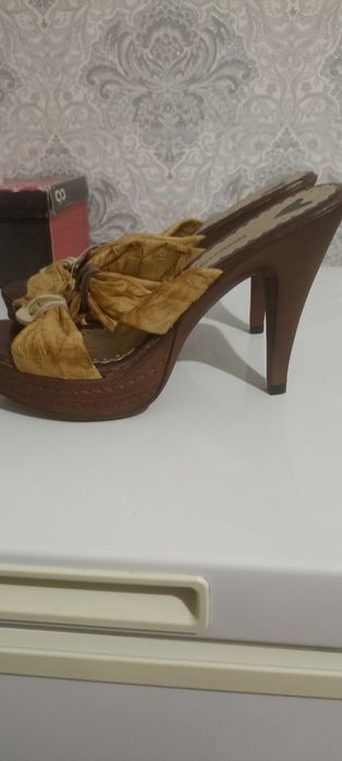 Босоножки кожаные новые