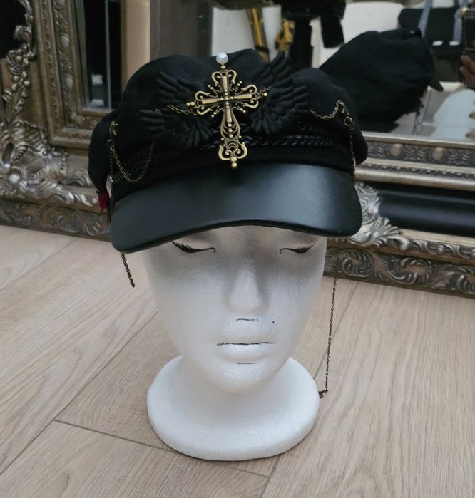 Черна шапка с златен кръст