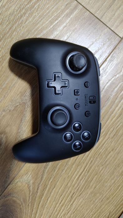 Controler cu fir PowerA Spectra Enhanced pentru Nintendo Switch.
