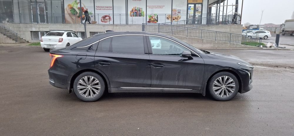 Hongqi e qm5  Сотилади