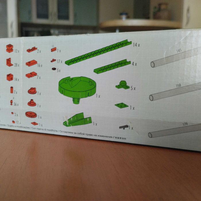 Конструктор "Fischer Technik" за сглобяване на писти с топчета.