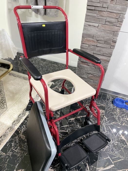 scaun rulant cu vas WC nou nefolosit pentru batrani cu dizabilitati
