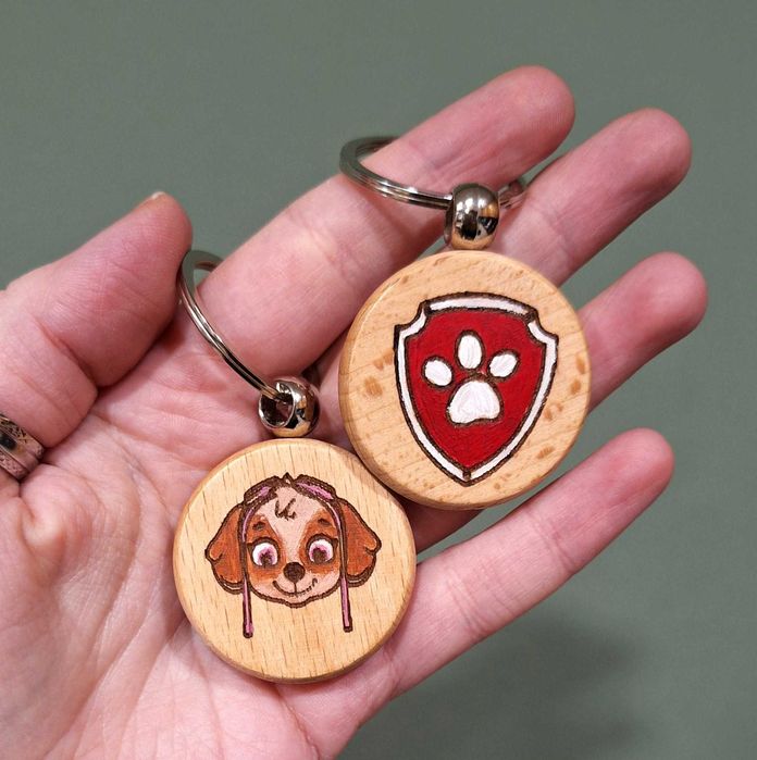 Различни видове дървени ключодържатели и джобчета за чип