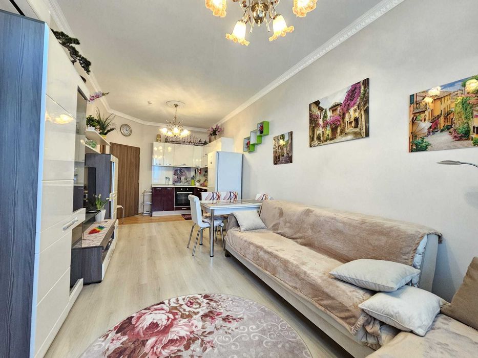 Просторен двустаен апартамент с гледка море, Първа линия