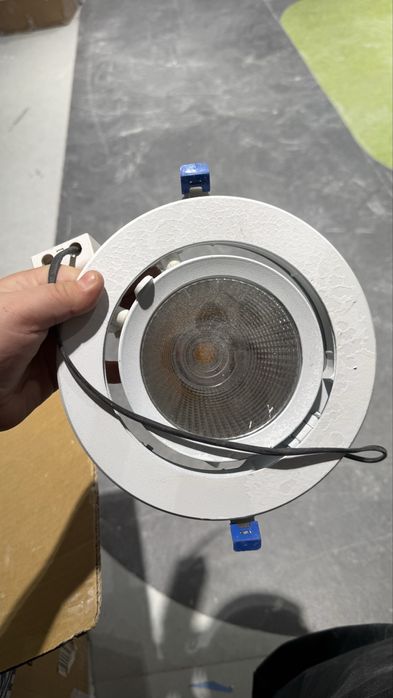 Продам потолочные светильники