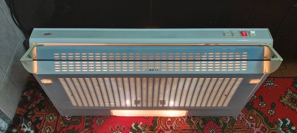 Продаётся вытяжка.  Приведено с Дубая.   Ошхона  вытяжкаси сотилади.