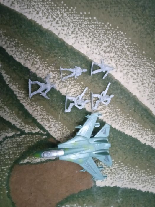 5 солдатиков и самолётик