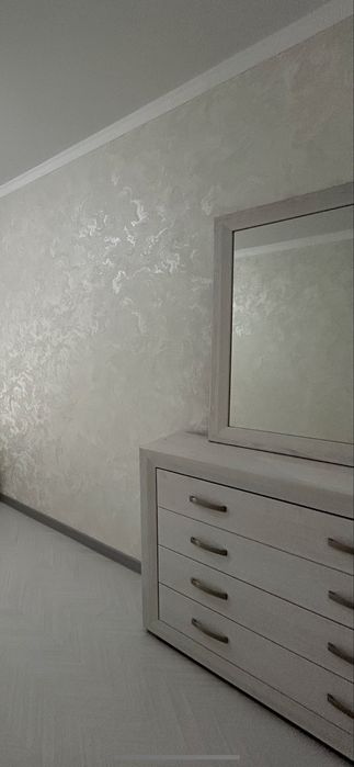 Комод и зеркало..