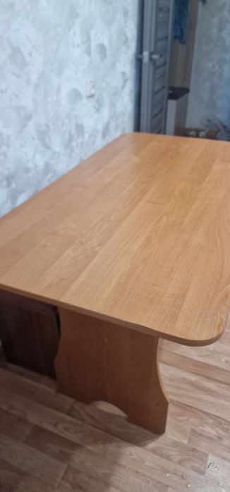 Продам стол с табуретками