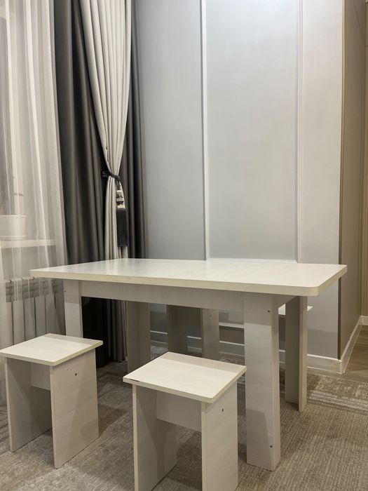 Продам обеденный комплект: стол + 5 табуретов