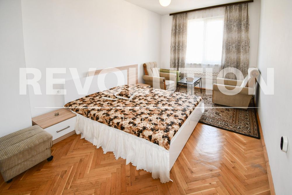 Тристаен апартамент в Центъра на София.