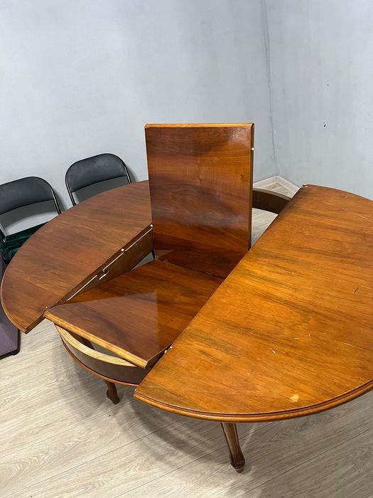 Дубовый стол.