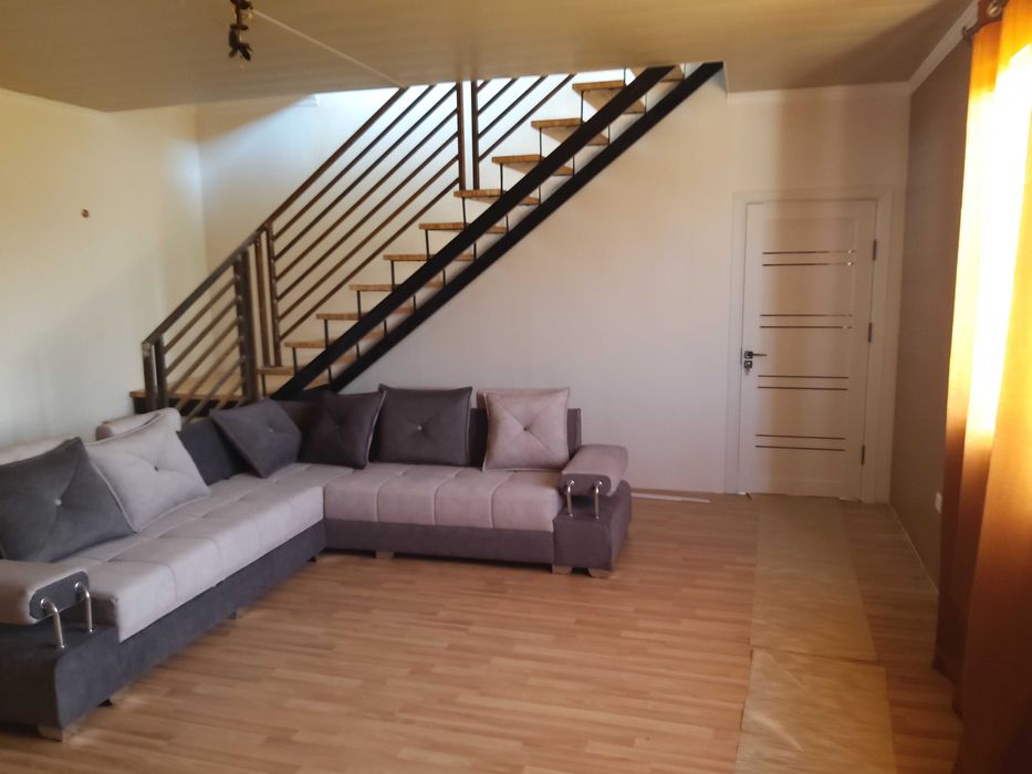 Икки қавватли уй сотилади.