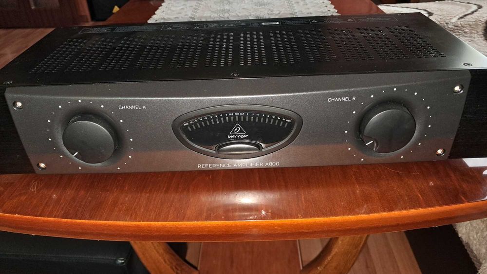 Усилвател Behringer A800