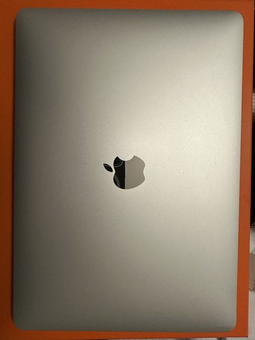 Macbook Air, chip M1, 512 GB memorie, 8GB RAM