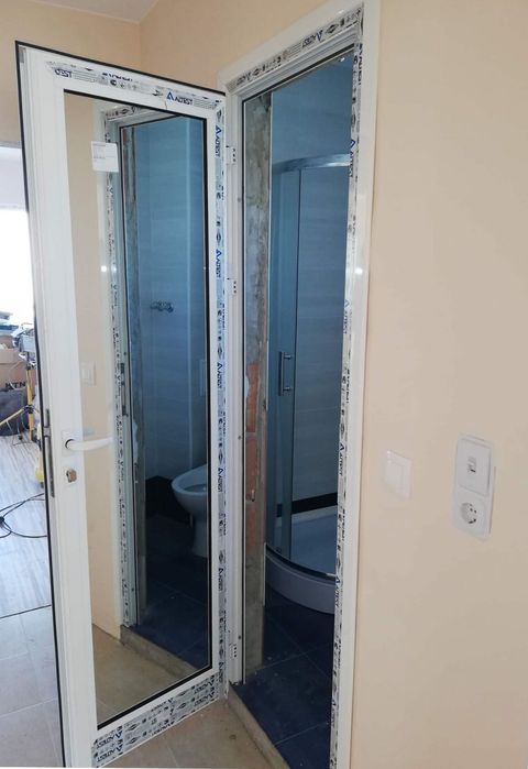 Бели алуминиеви врати с двустранно огледало