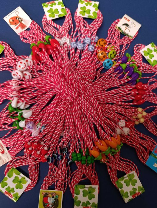 Продавам мартеници на едро.