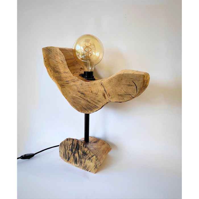 Масивна настолна лампа от дърво