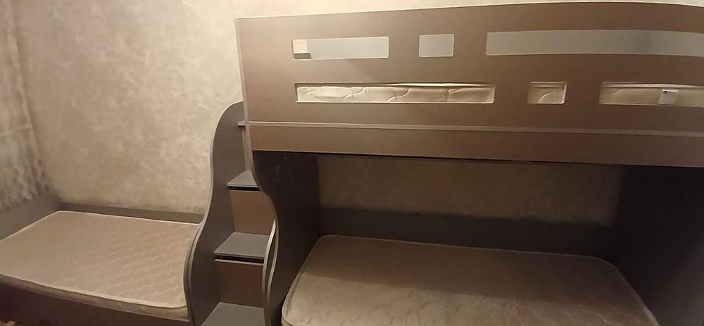 Продам детскую кровать с 3 матрасами