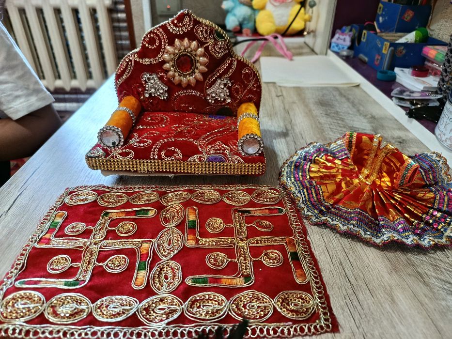 Игрушка диван - трон сувениры