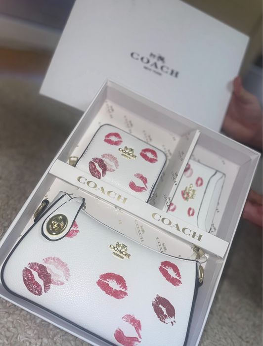 Geanta coach alba cu pupici