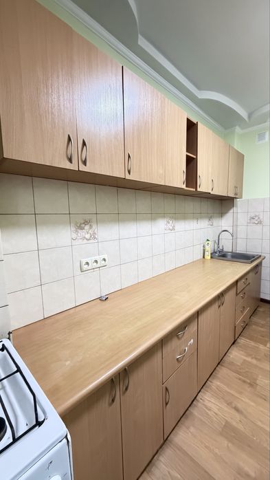 Кухонный гарнитур,люстра, линолиум