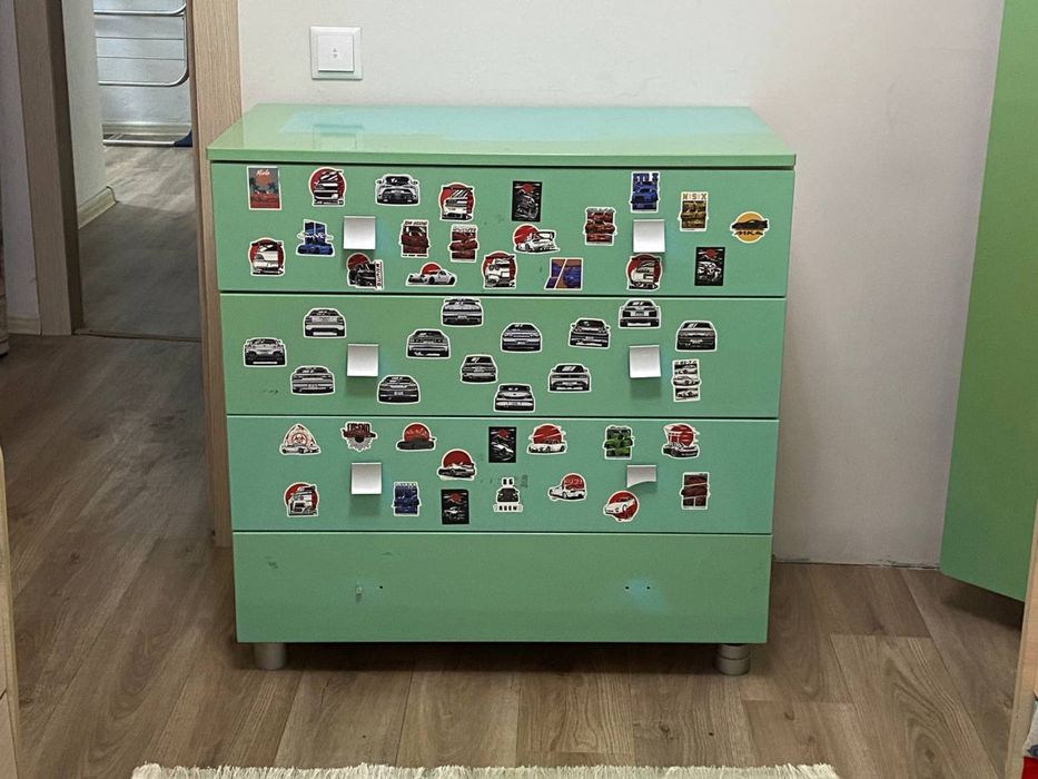 Две кровати и тумбочка