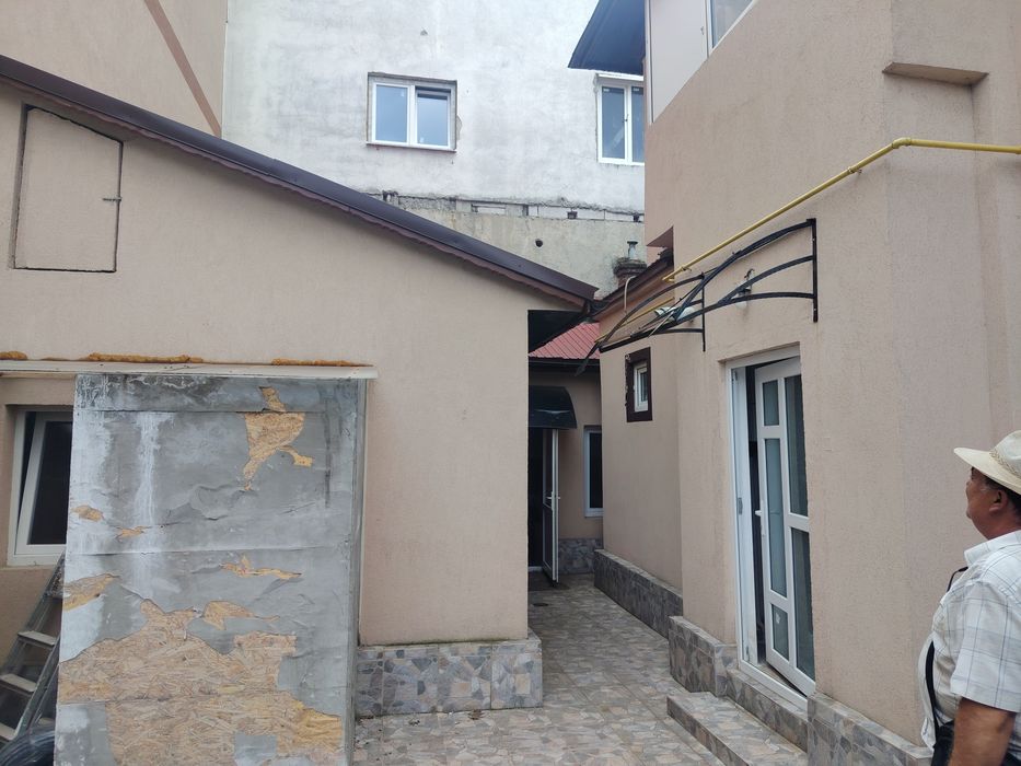 Eroii Revoluției  casă 6 camere accept și străini 850 euro ușor discutabil